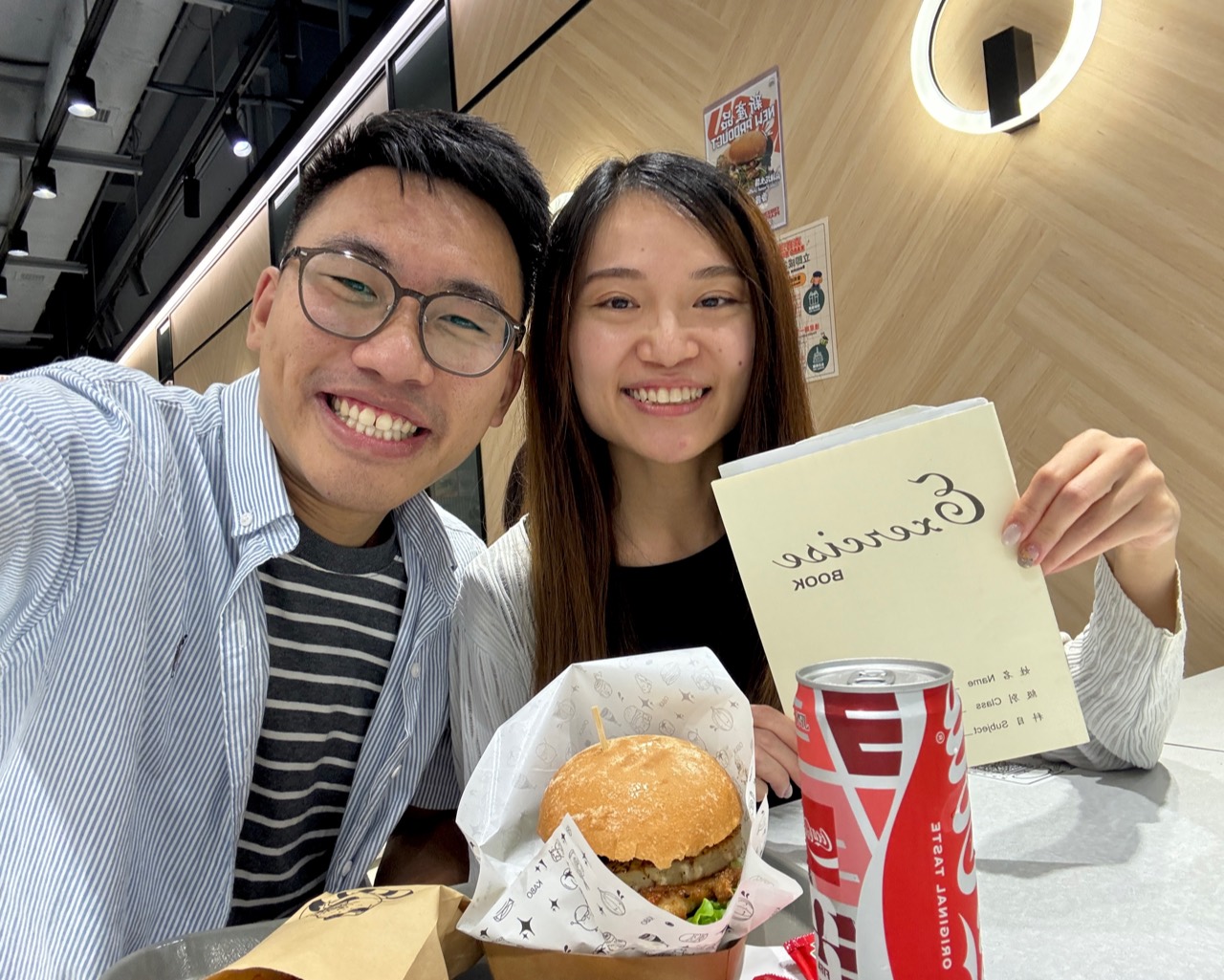 慧欣同志煒食漢堡時開心合照