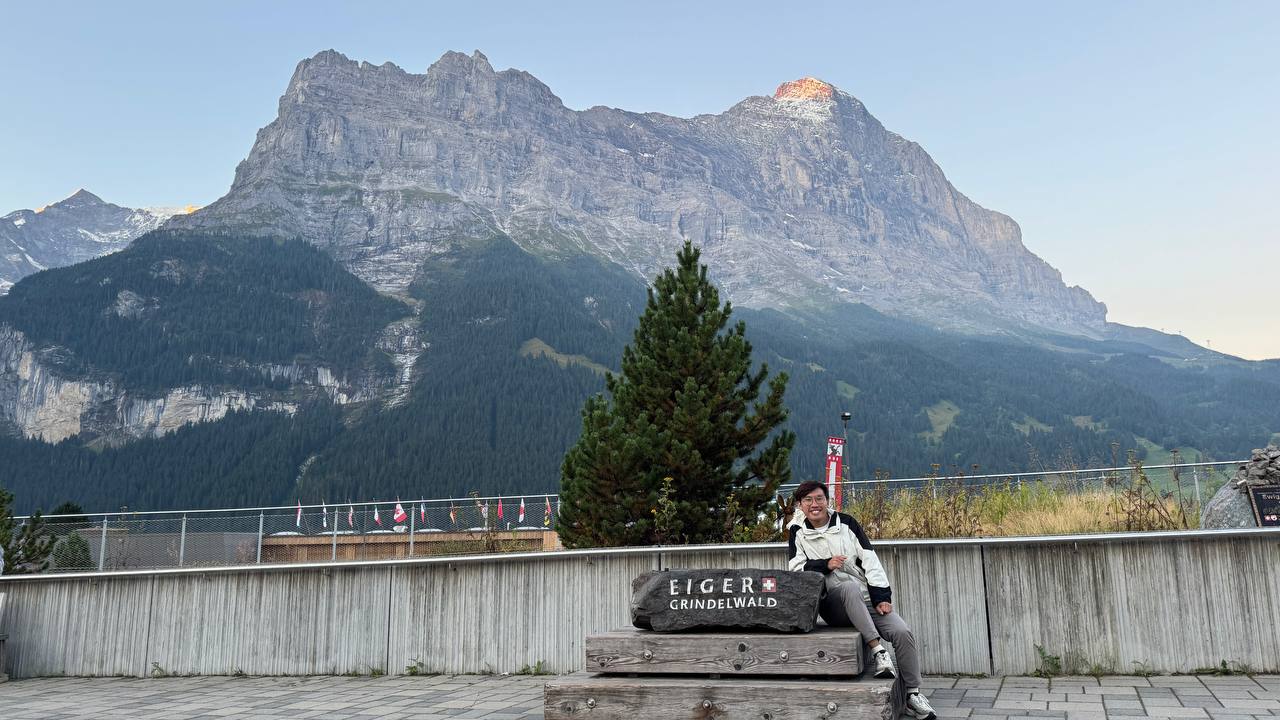志煒坐喺瑞士格林德瓦 Eiger 山下
