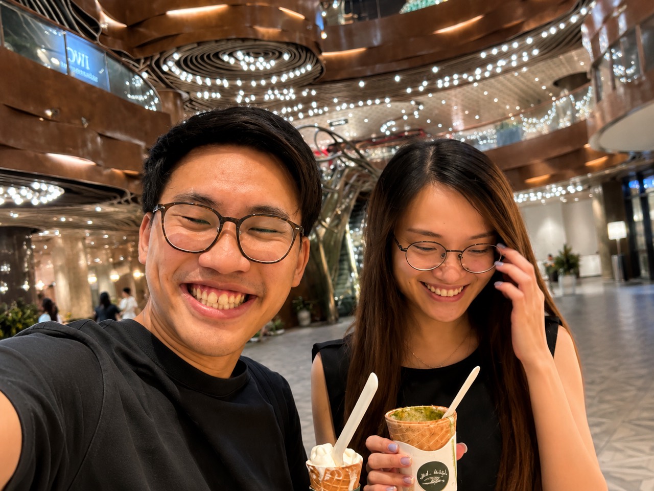 志煒和慧欣一起食雪糕