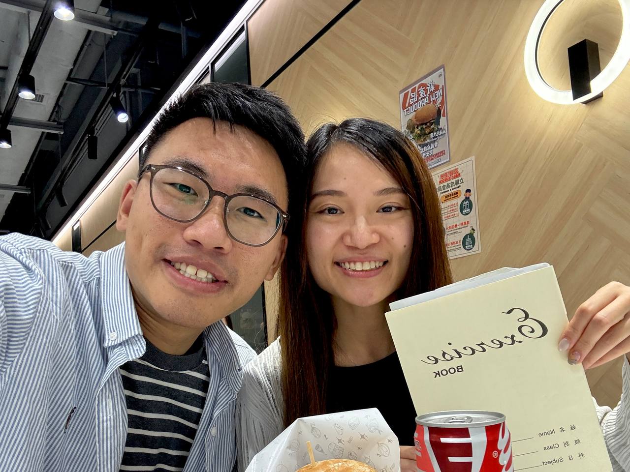 志煒和慧欣與記錄二人相識點滴的格仔簿合照