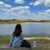 慧欣 Instagram 頭像：坐喺水邊望向風景