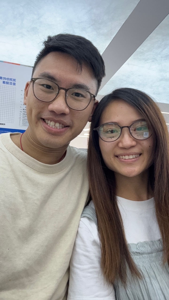 志煒和慧欣在眼鏡店戴上新眼鏡合照