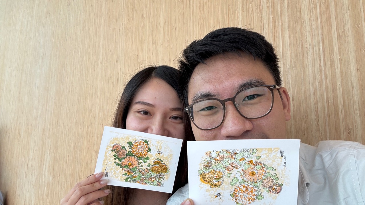 志煒和慧欣展示花卉圖案卡片